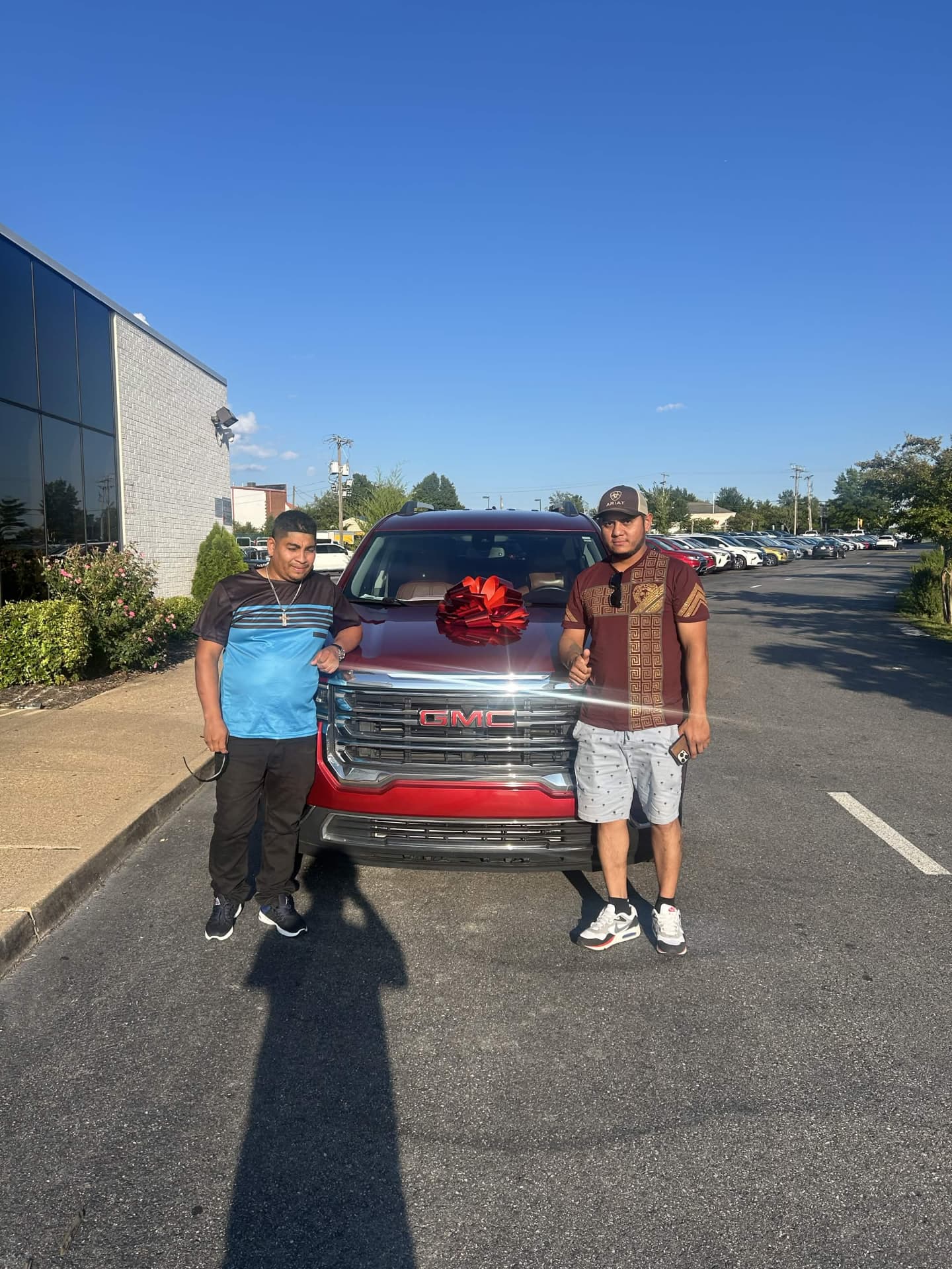 Cliente feliz con su nuevo vehículo