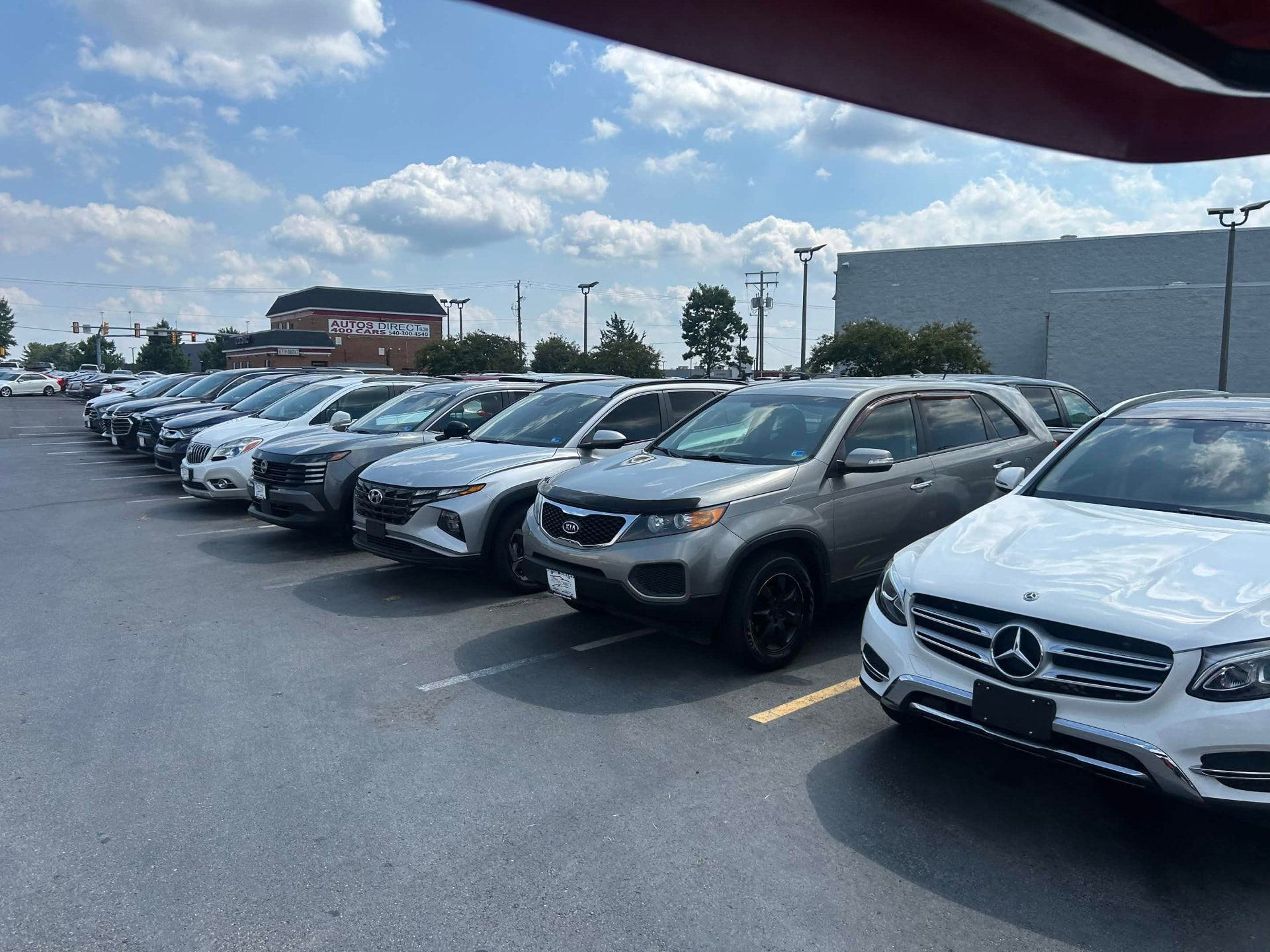 Filas de carros usados de calidad en el lote