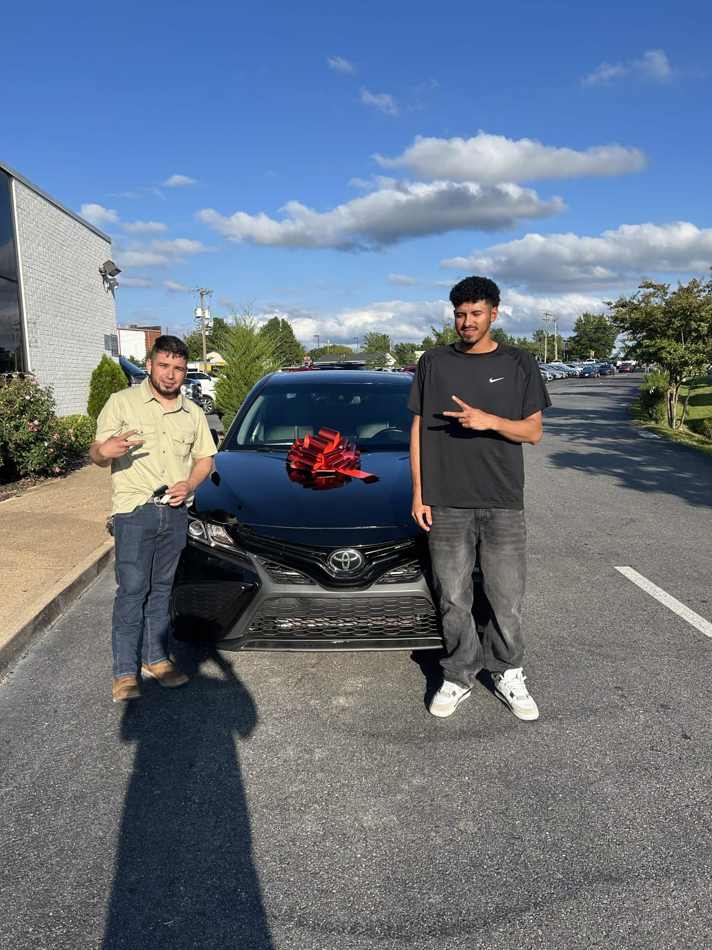 Cliente feliz con su nuevo vehículo