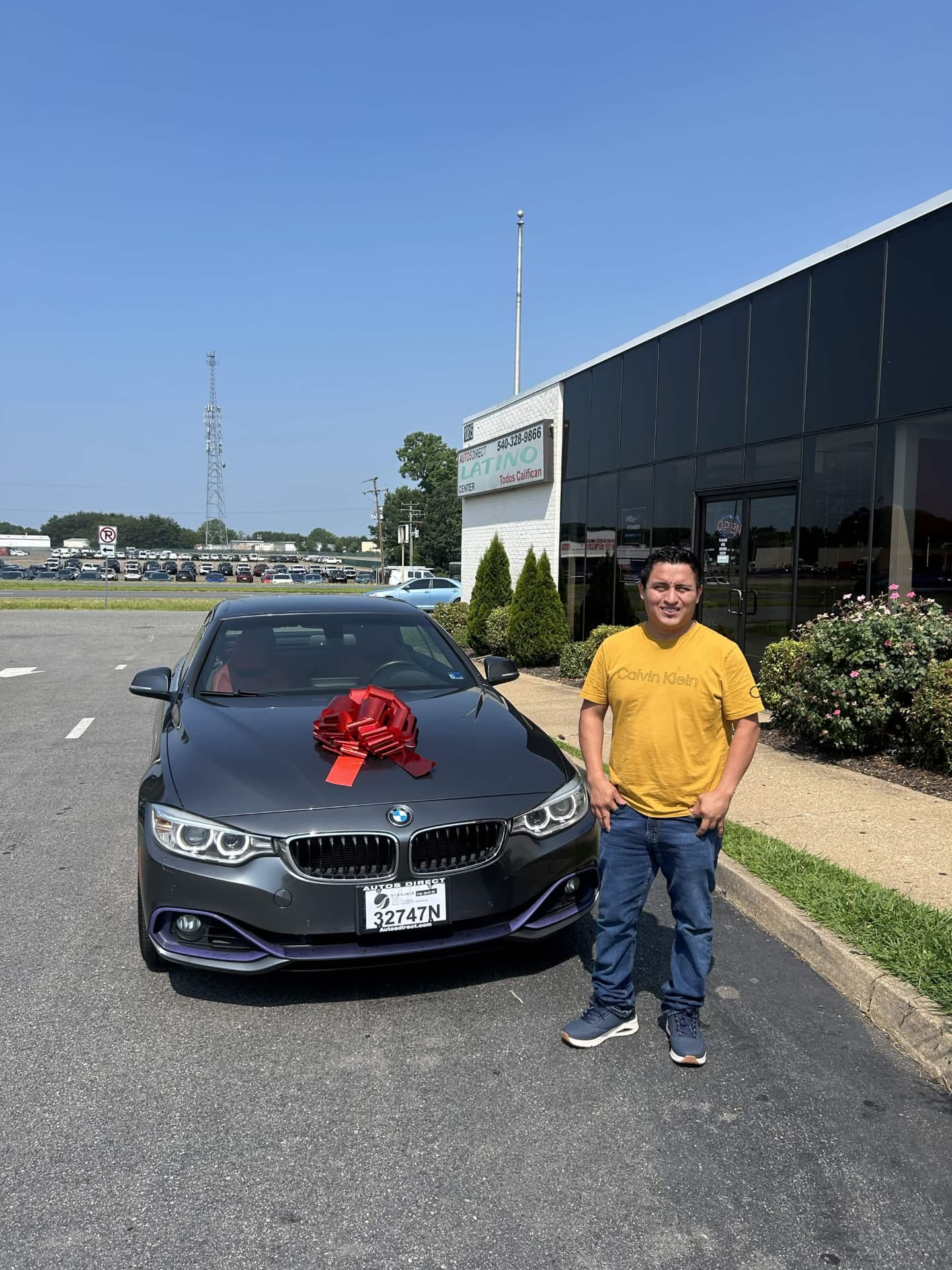 Cliente feliz con su nuevo vehículo