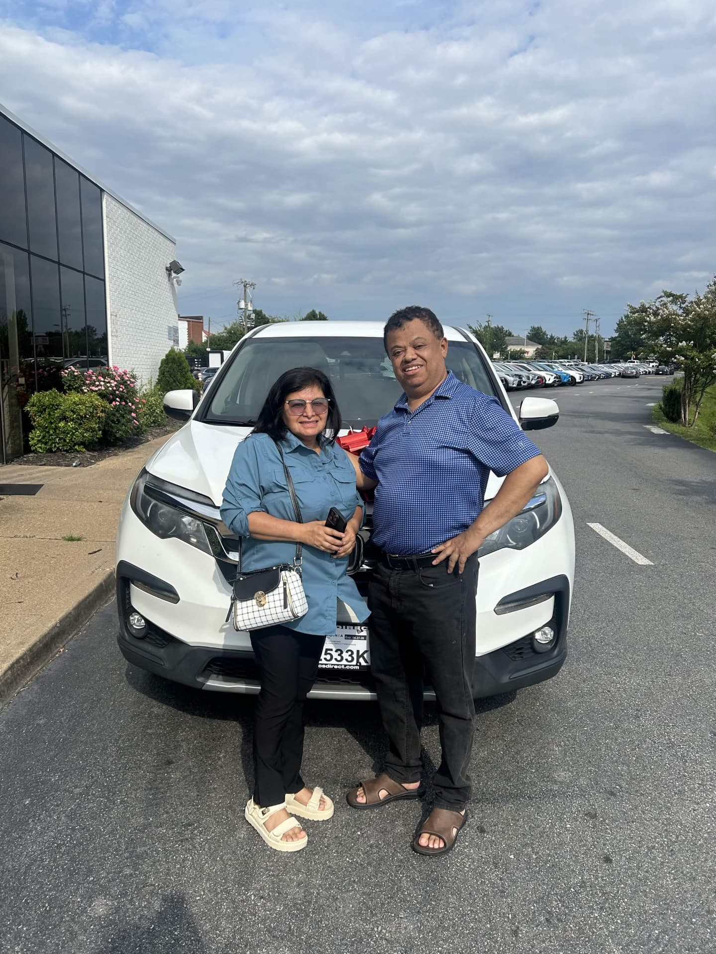 Cliente feliz con su nuevo vehículo